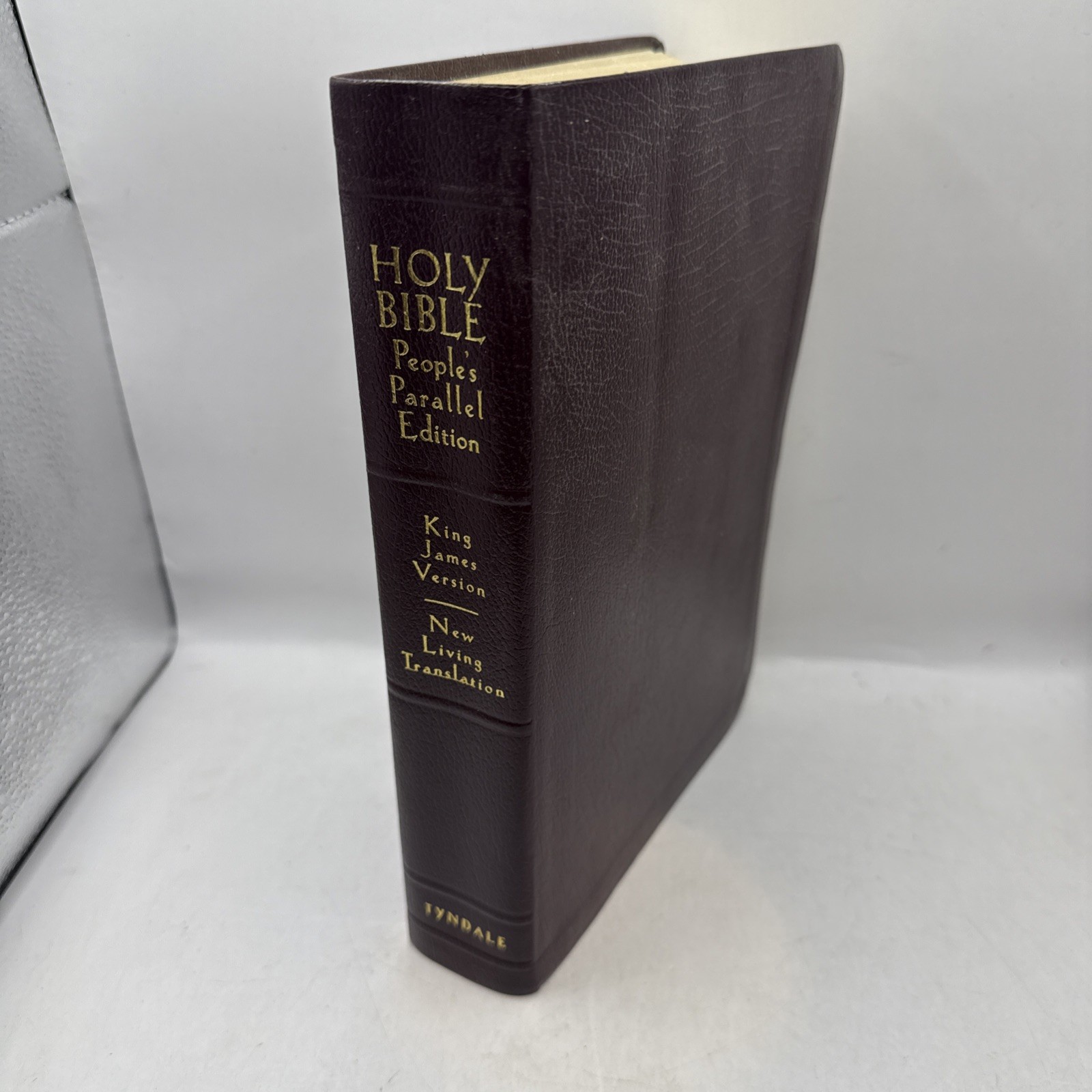 Holy Bible: People&rsquo;s Parallel Edition King James Version New Living Translation