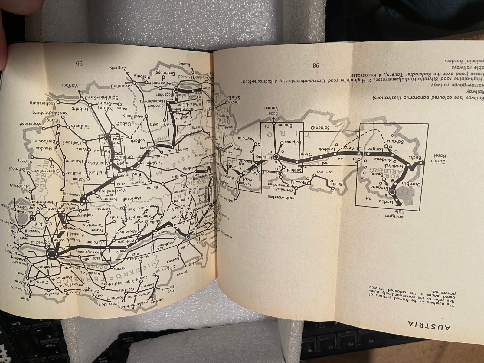 Vintage 6.5&Prime; Travel in Austria Book Vinyl Cover w/Fold Out Maps *Pre-Owned* BSDS