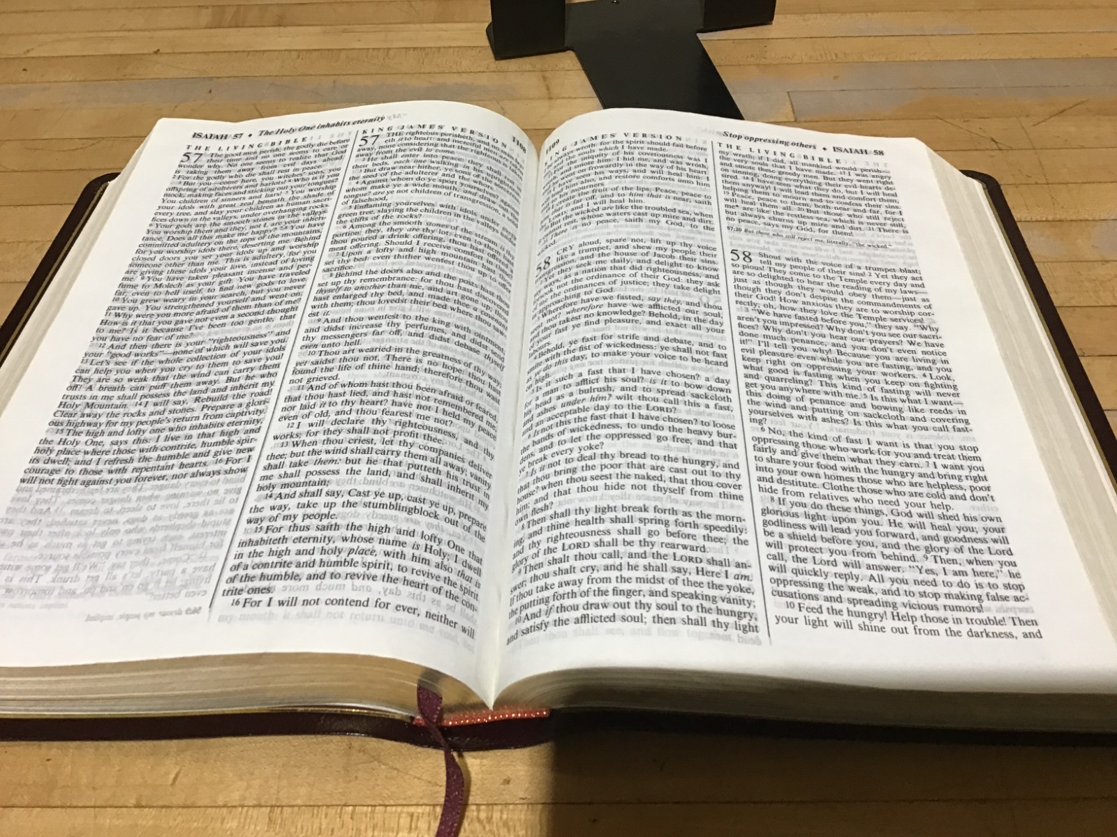 Holy Bible: People&rsquo;s Parallel Edition King James Version New Living Translation,