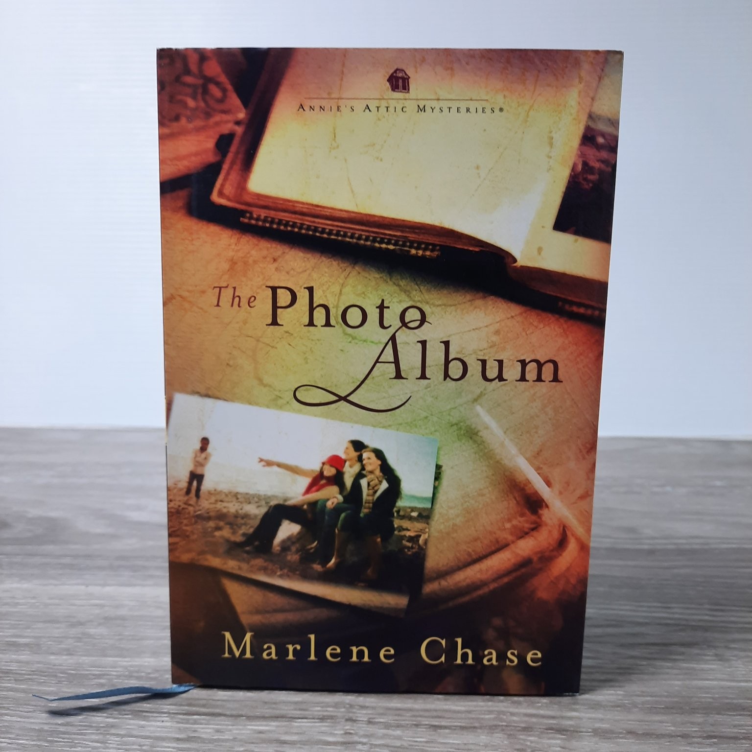 The Photo Album Marlene Chase 2020 Annie&rsquo;s Attic Mysteries Fiction Annie&rsquo;s